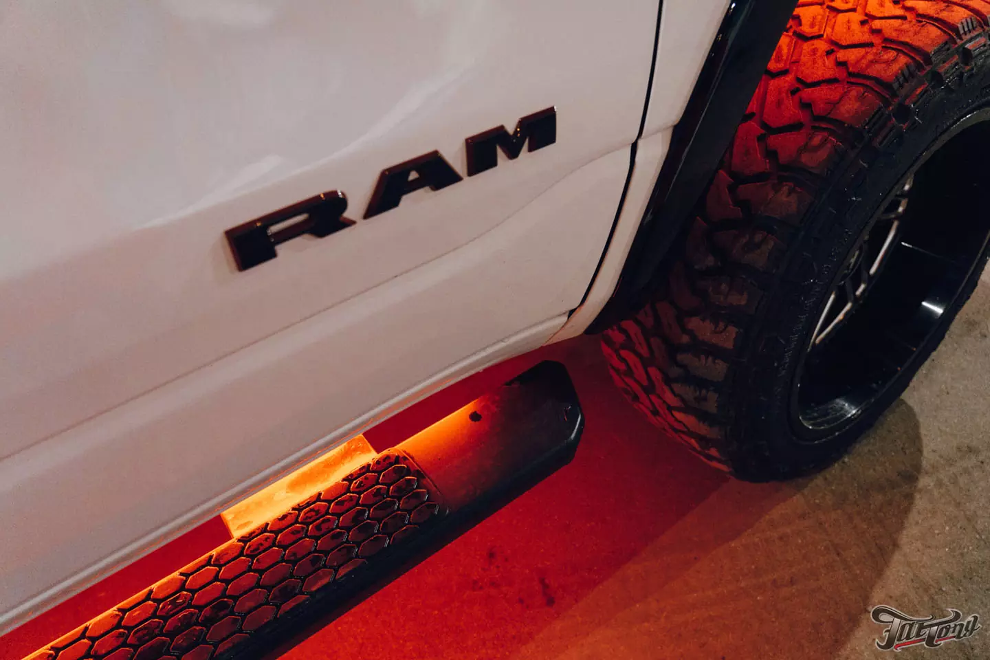 Подсветка арок и порогов в стиле американских автомобилей для RAM 1500 Laramie! +Шумоизоляция арок и окрас деталей экстерьера